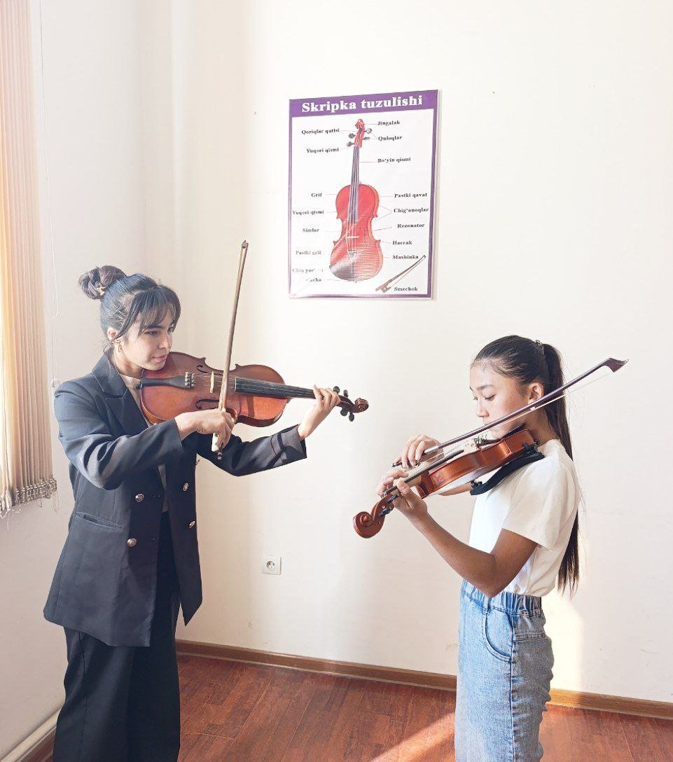 Skripka sinfi oʻqituvchisi Eshmanova Sabinani dars jarayoni